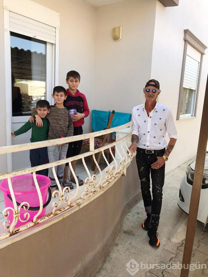 Kapı kapı dolaşıp para dağıttı