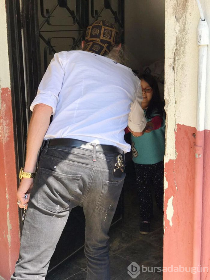 Kapı kapı dolaşıp para dağıttı