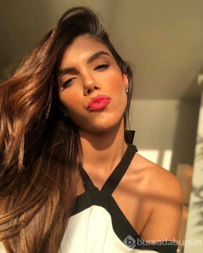Pozlarıyla Instagram'ı sallıyor, mesleğini duyan gıptayla bakıyor!