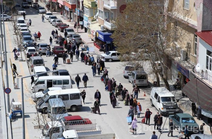 Pazar için 1 kilometrelik kuyruk oluştu