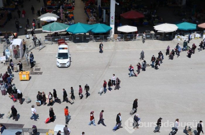 Pazar için 1 kilometrelik kuyruk oluştu