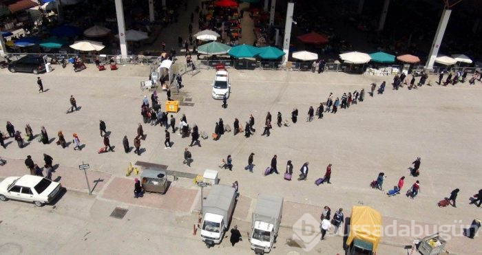 Pazar için 1 kilometrelik kuyruk oluştu