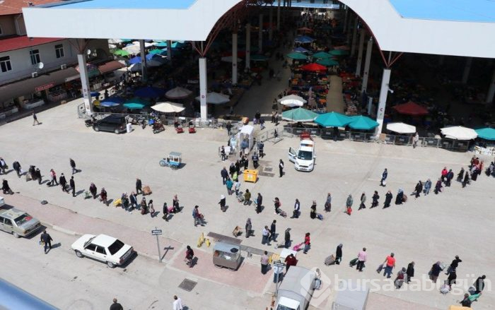 Pazar için 1 kilometrelik kuyruk oluştu