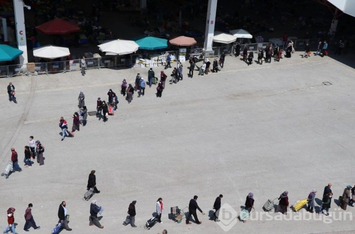 Pazar için 1 kilometrelik kuyruk oluştu