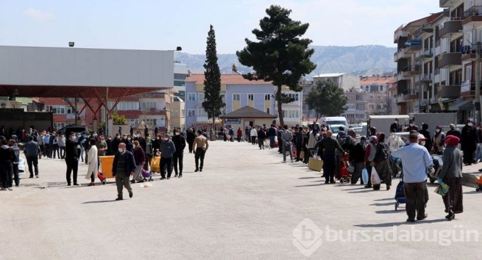 Pazar için 1 kilometrelik kuyruk oluştu