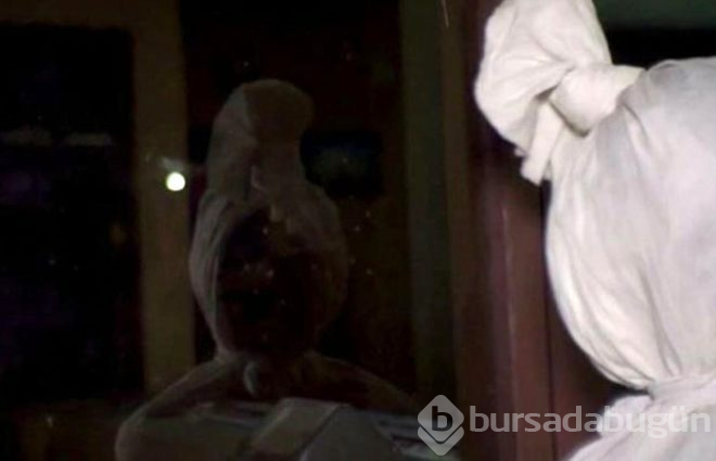 Endonezya'da sokağa çıkanlar, 'kefenli hayaletlerle' korkutuluyor