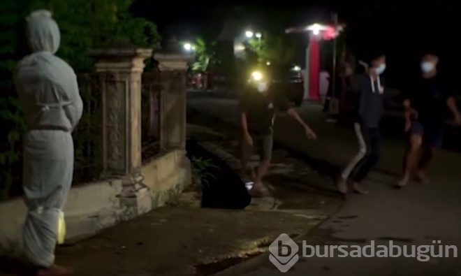 Endonezya'da sokağa çıkanlar, 'kefenli hayaletlerle' korkutuluyor