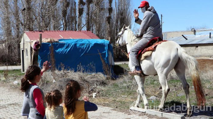 Toplu taşıma yerine at kullanıyor!