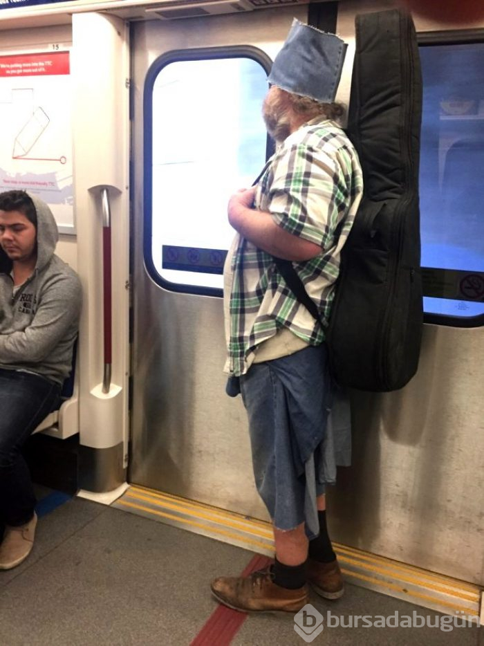 Metro istasyonunda tüylerini aldı