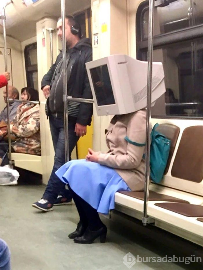 Metro istasyonunda tüylerini aldı