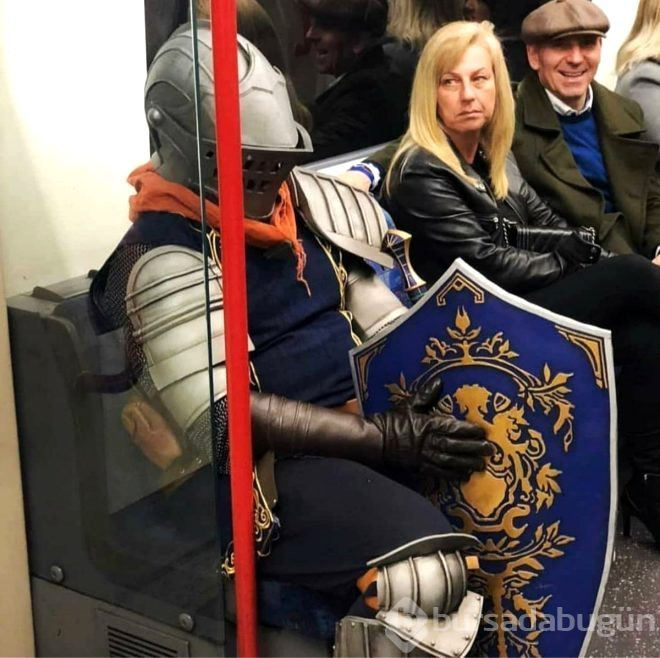 Metro istasyonunda tüylerini aldı