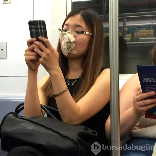 Metro istasyonunda tüylerini aldı