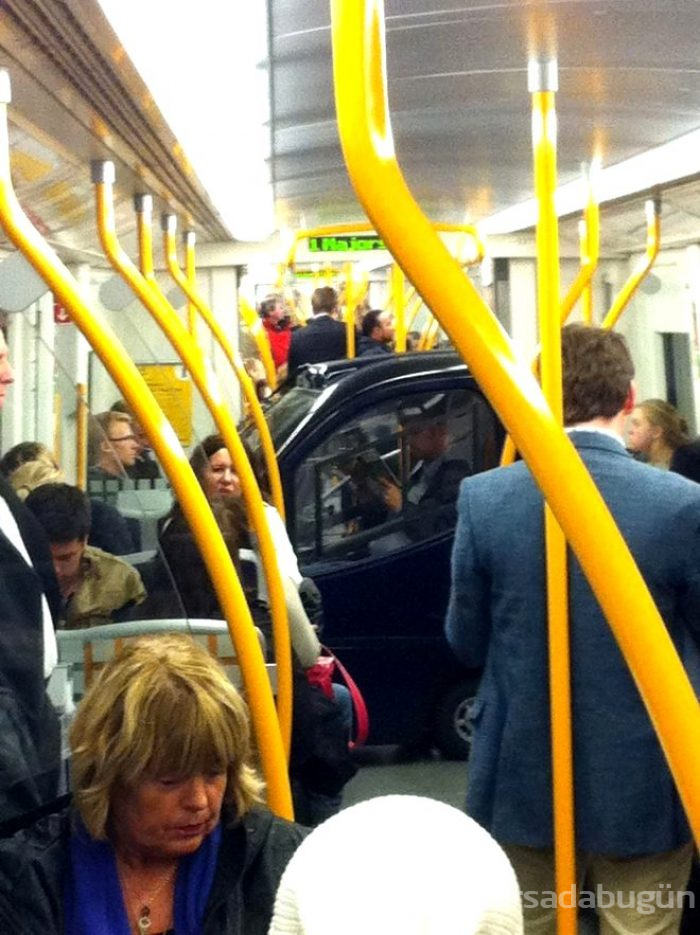 Metro istasyonunda tüylerini aldı