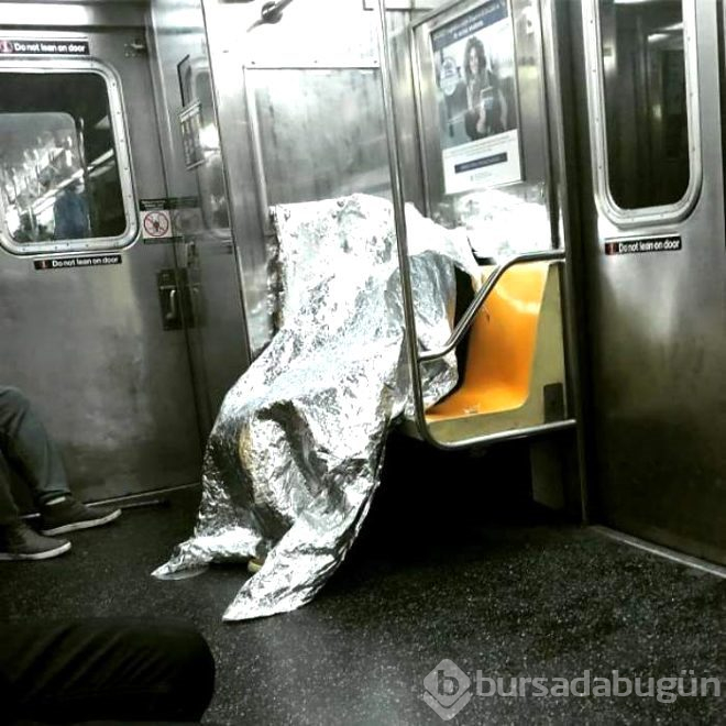 Metro istasyonunda tüylerini aldı