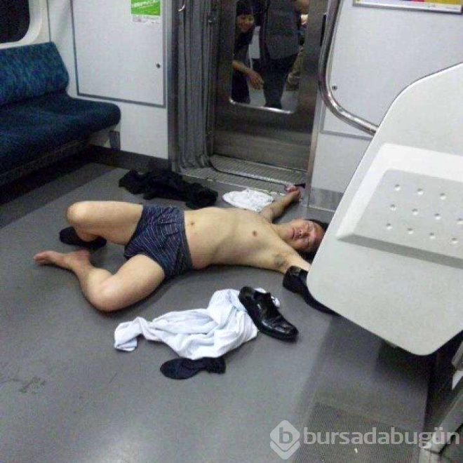 Metro istasyonunda tüylerini aldı