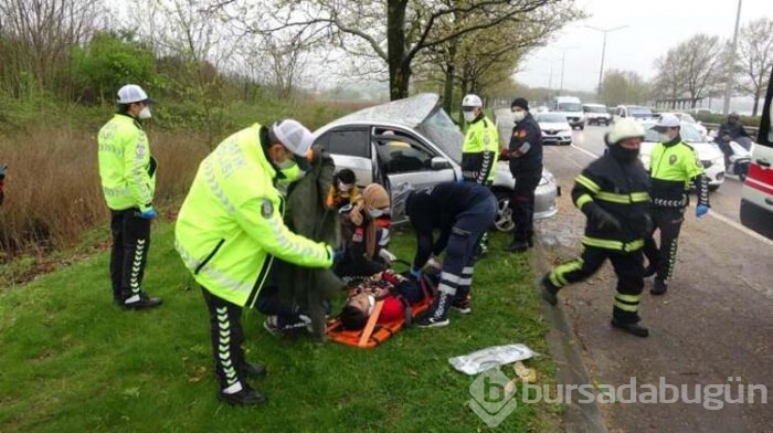 Yoldan çıkan otomobil ağaca çarptı