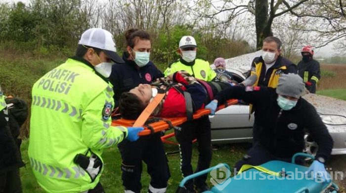 Yoldan çıkan otomobil ağaca çarptı