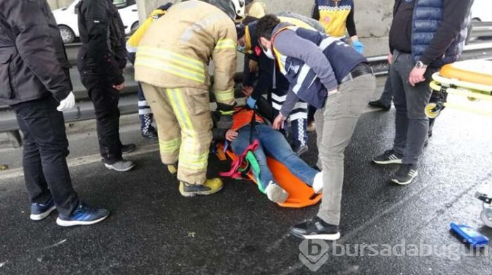 Yoldan çıkan otomobil ağaca çarptı