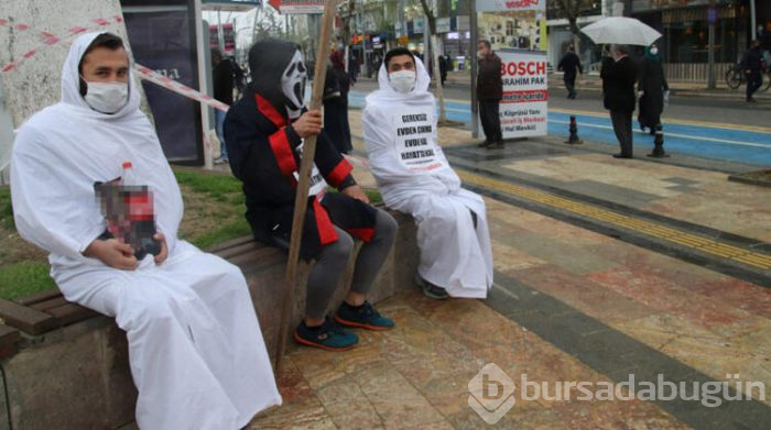 Kefen ve azrail kostümüyle sokaklarda dolaştılar