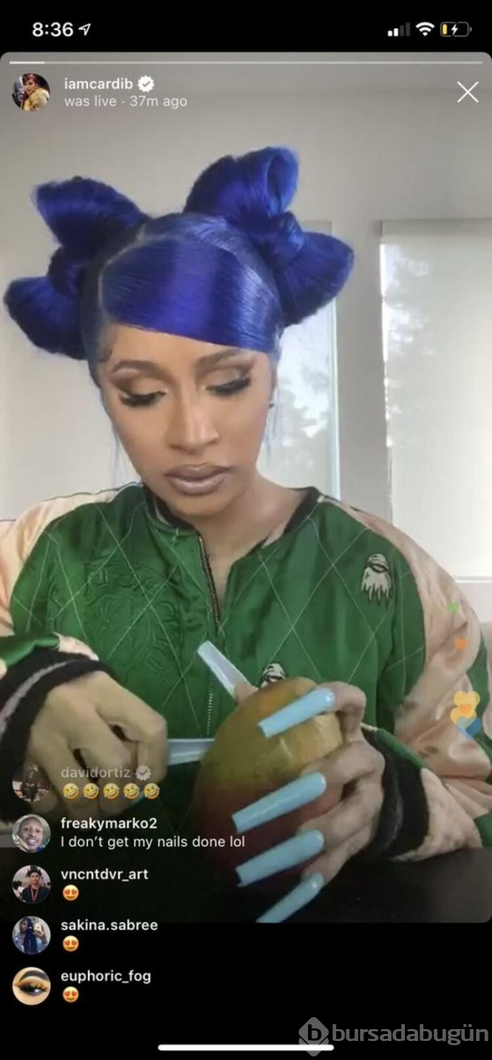 Cardi B uzun tırnaklarıyla mango doğradı