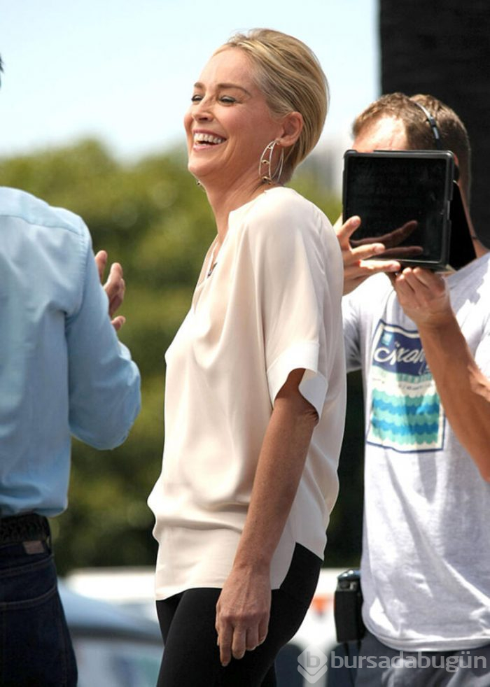 Sharon Stone internette gerçek hayatta hiç tanışmadığı erkeklerle tanıştığını söyledi
