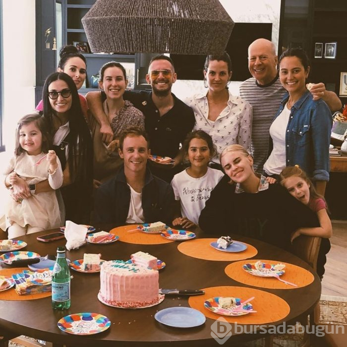  Bruce Willis, neden yeni eşi yerine eski eşiyle karantinada?
