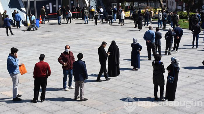 Sokağa çıkma yasağı öncesi burada uzun kuyruklar oluştu!