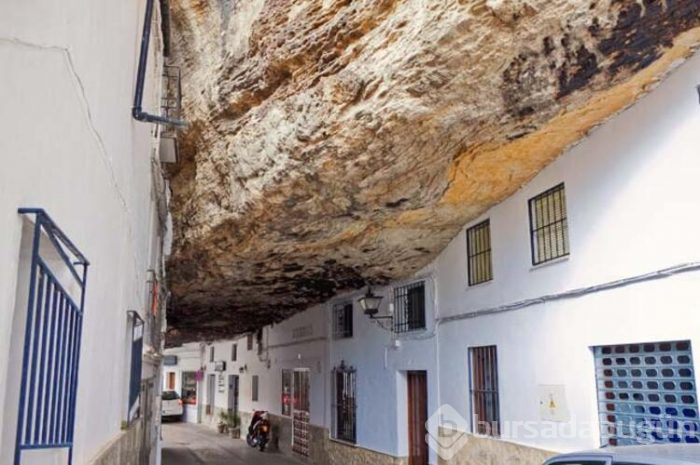Kayalıkların altında bir kasaba! Muğla'nın Saklıkent'ini andırıyor 