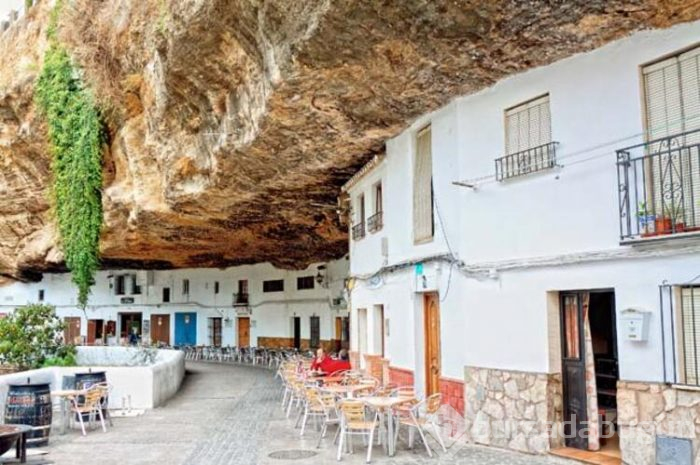Kayalıkların altında bir kasaba! Muğla'nın Saklıkent'ini andırıyor 