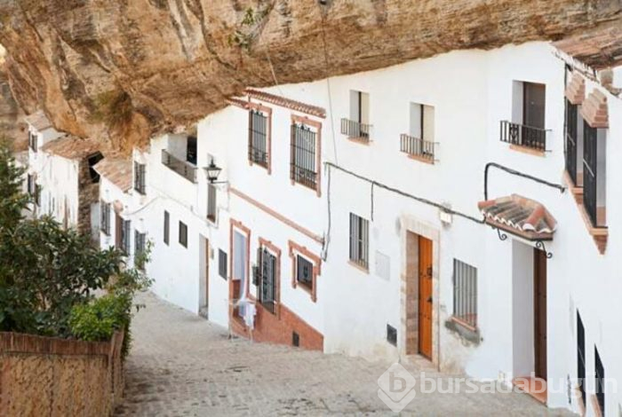 Kayalıkların altında bir kasaba! Muğla'nın Saklıkent'ini andırıyor 