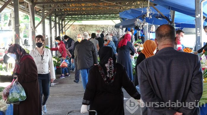 Bursalılar yasak öncesi pazara akın etti