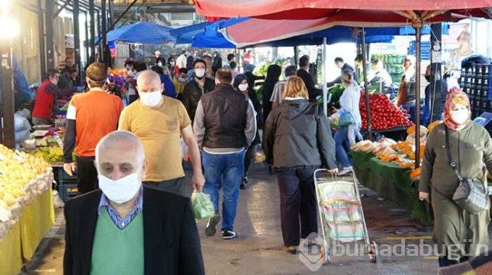 Bursalılar yasak öncesi pazara akın etti