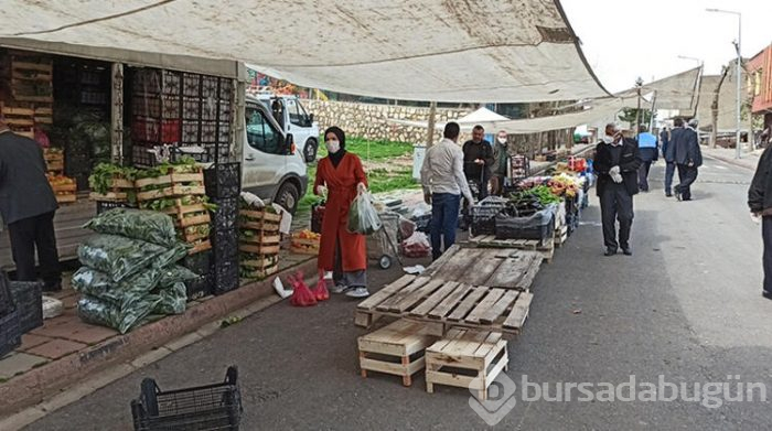 Bursalılar yasak öncesi pazara akın etti