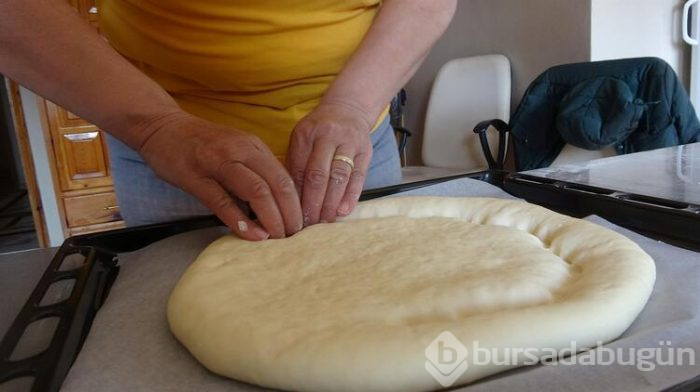 Elleriyle ramazan pidesi yaptı, 'evde kal' dedi 
