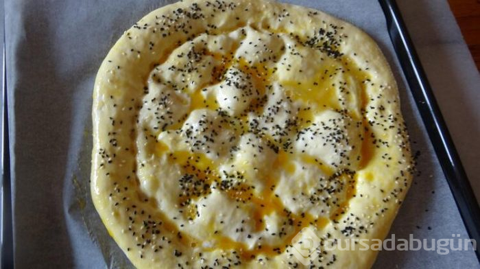 Elleriyle ramazan pidesi yaptı, 'evde kal' dedi 