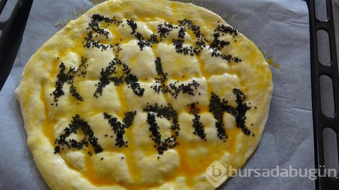 Elleriyle ramazan pidesi yaptı, 'evde kal' dedi 
