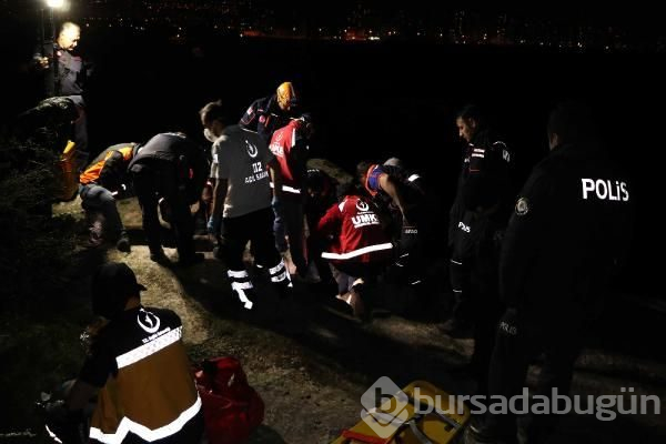 Kayalıkların arasına düşen gencin arkadaşları kaçtı 