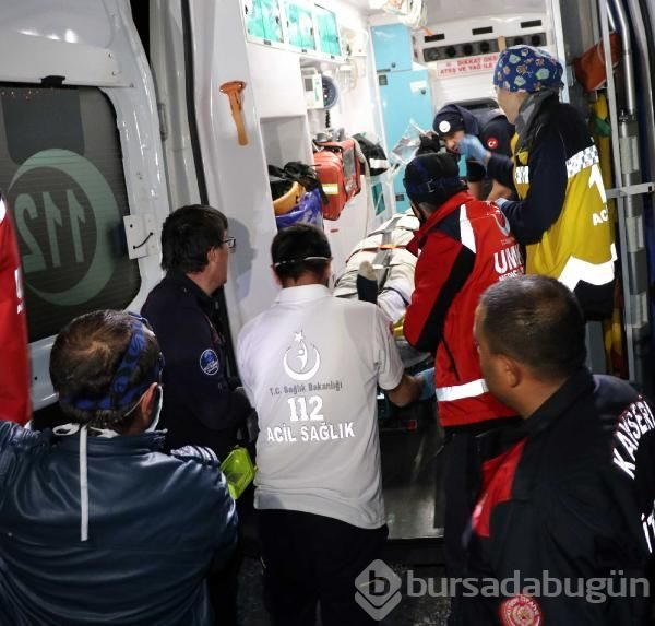 Kayalıkların arasına düşen gencin arkadaşları kaçtı 