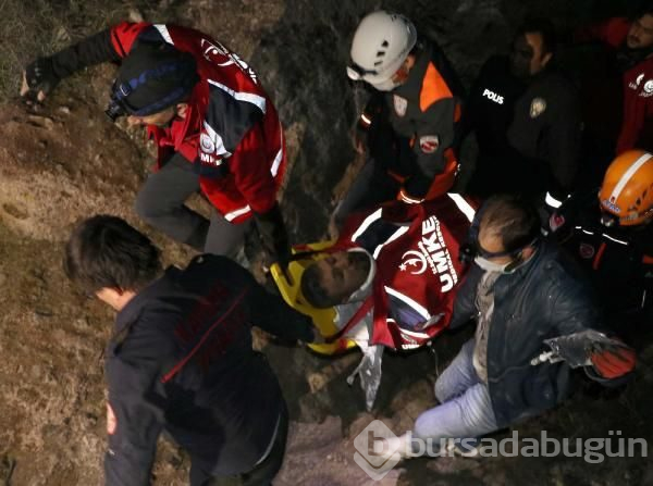 Kayalıkların arasına düşen gencin arkadaşları kaçtı 