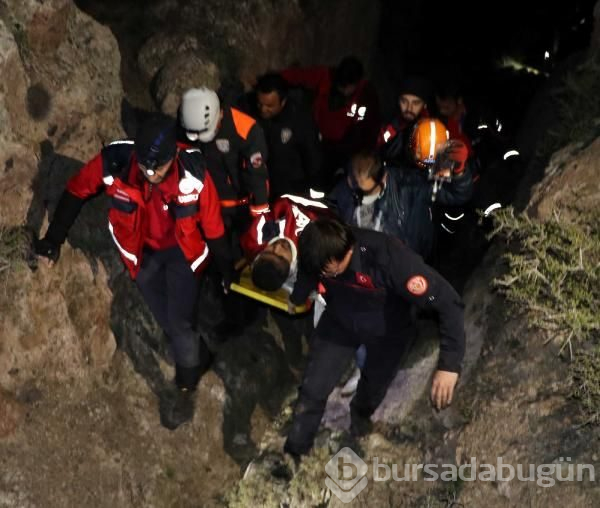 Kayalıkların arasına düşen gencin arkadaşları kaçtı 