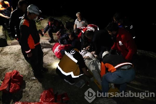 Kayalıkların arasına düşen gencin arkadaşları kaçtı 