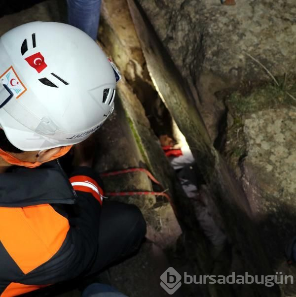 Kayalıkların arasına düşen gencin arkadaşları kaçtı 