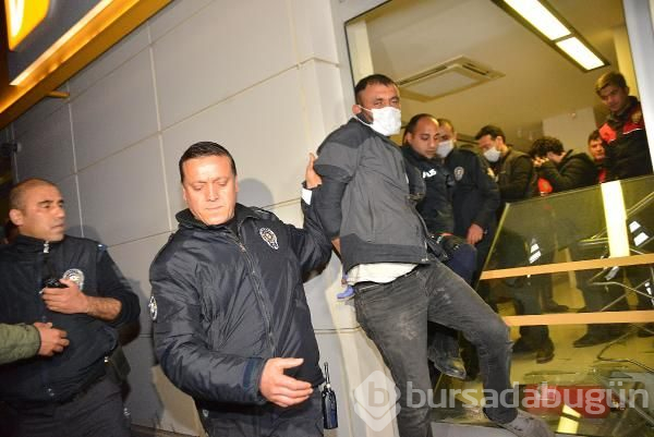 Alkollü olduğu gözlenen şüpheli, polis aracına bindirilirken "Benim adım felaket" dedi!