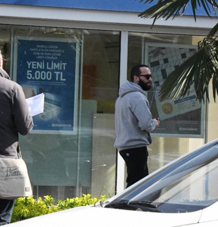 Popçu Berkay, maskesini takmak yerine arabada taşıyor
