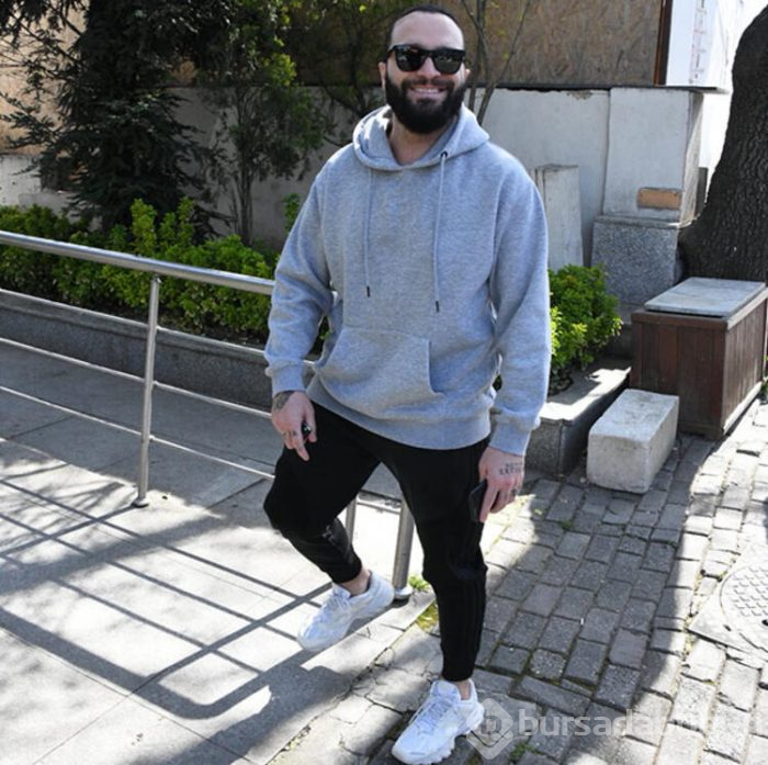 Popçu Berkay, maskesini takmak yerine arabada taşıyor