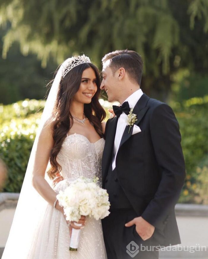 Mesut Özil ve eşi Amine Gülşe'ye 5 milyonluk reklam teklifi