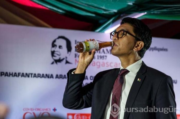 Cumhurbaşkanı 'koronavirüs ilacı' dedi kameralar önünde kafasına dikti