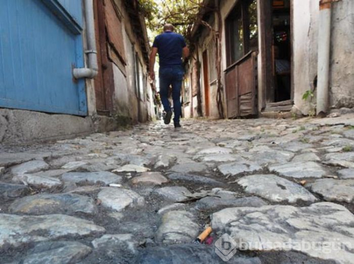 Dünyanın en dar sokağında bile sosyal mesafeye uyuluyor