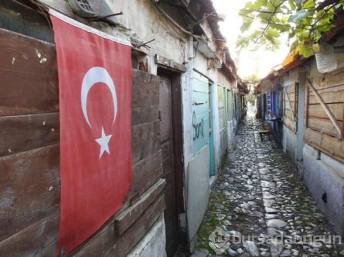 Dünyanın en dar sokağında bile sosyal mesafeye uyuluyor