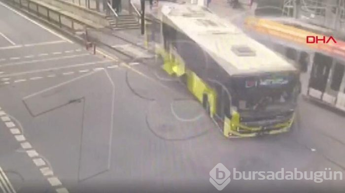 Sultangazi'de  tramvay otobüse çarptı 